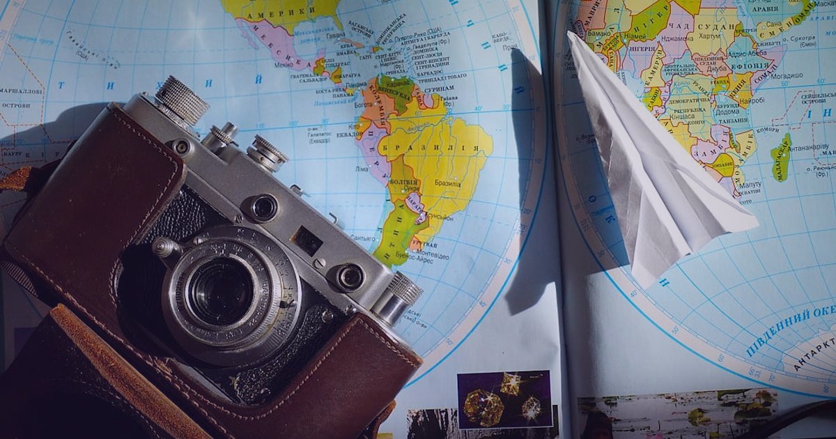 2026 Stoksuz Satış Rehberi: Dropshipping ile Kârınızı Katlayın! - magnifying glass over a world map with product icons