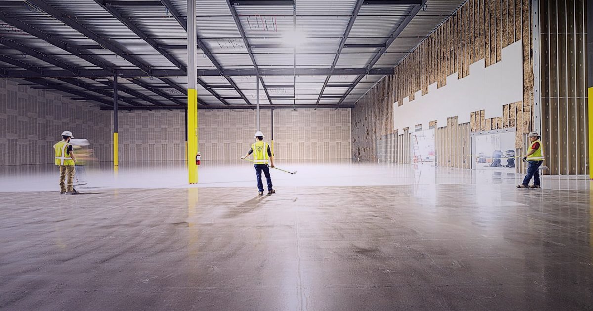 2026 Stoksuz Satış Rehberi: Dropshipping ile Kârınızı Katlayın! - warehouse interior with shelves stacked high with boxes