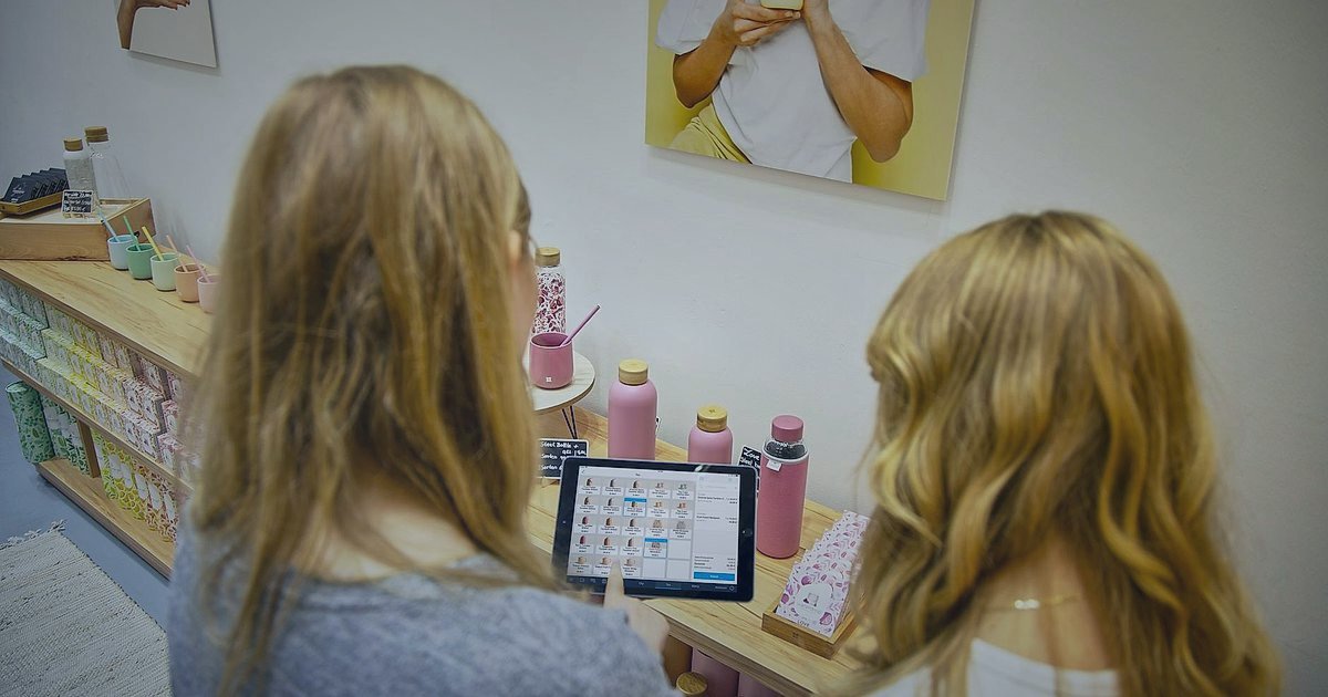 2026 Stoksuz Satış Rehberi: Dropshipping ile Kârınızı Katlayın! - customer reviewing product page on a tablet
