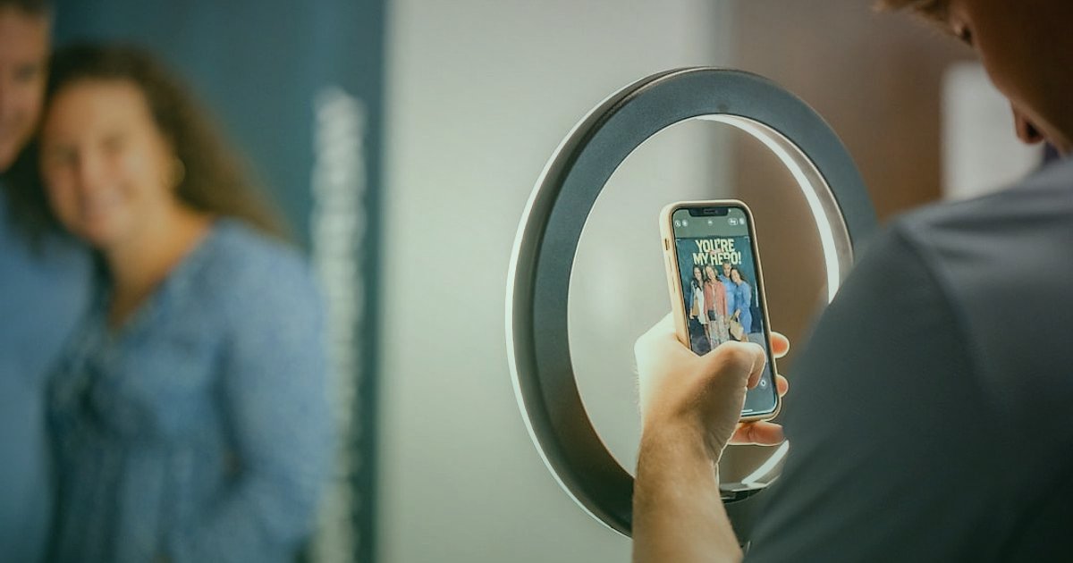 2026 Stoksuz Satış Rehberi: Dropshipping ile Kârınızı Katlayın! - person creating social media content with smartphone and ring light