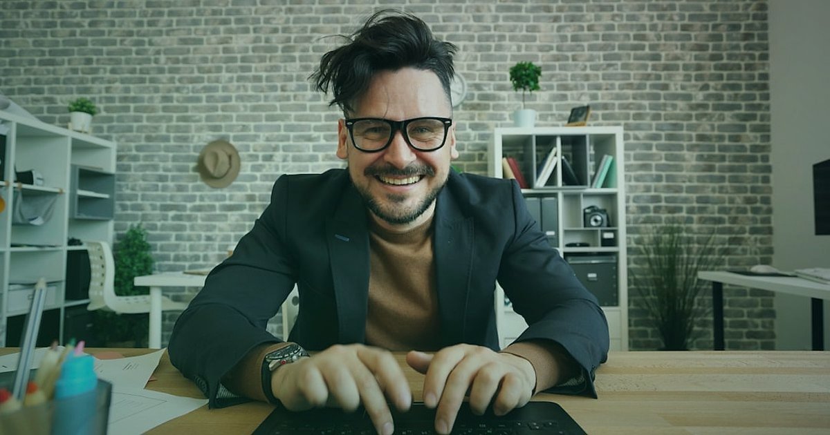 2026 Stoksuz Satış Rehberi: Dropshipping ile Kârınızı Katlayın! - hands typing on a keyboard with a happy customer avatar icon