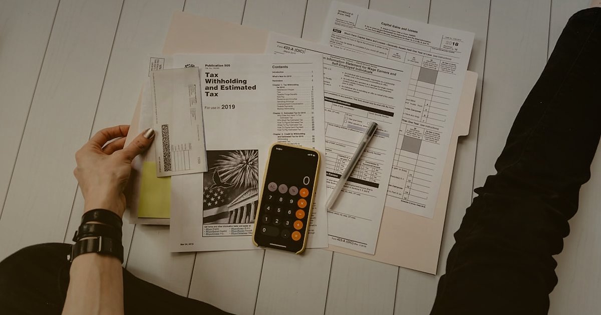 2026 Stoksuz Satış Rehberi: Dropshipping ile Kârınızı Katlayın! - person calculating finances with calculator and charts