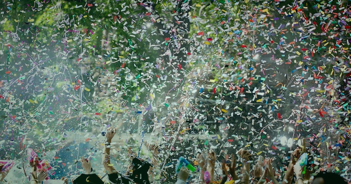 2026 Stoksuz Satış Rehberi: Dropshipping ile Kârınızı Katlayın! - celebratory confetti and business people shaking hands