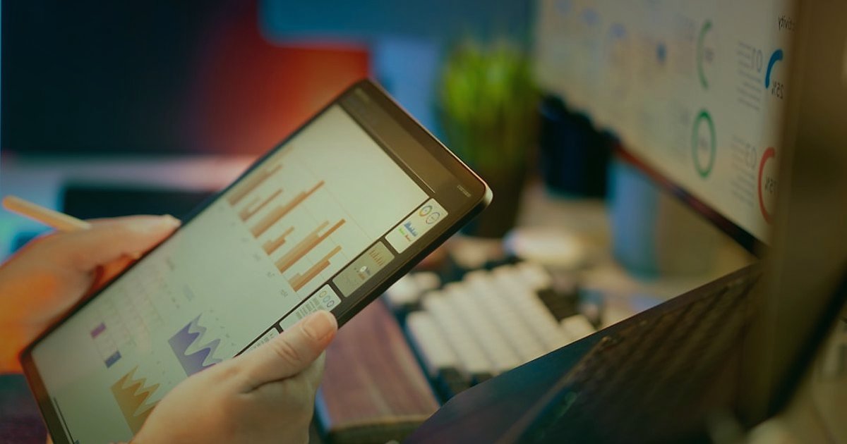 2026 Stoksuz Satış Rehberi: Dropshipping ile Kârınızı Maksimize Edin! - Woman entrepreneur analyzing sales charts on tablet