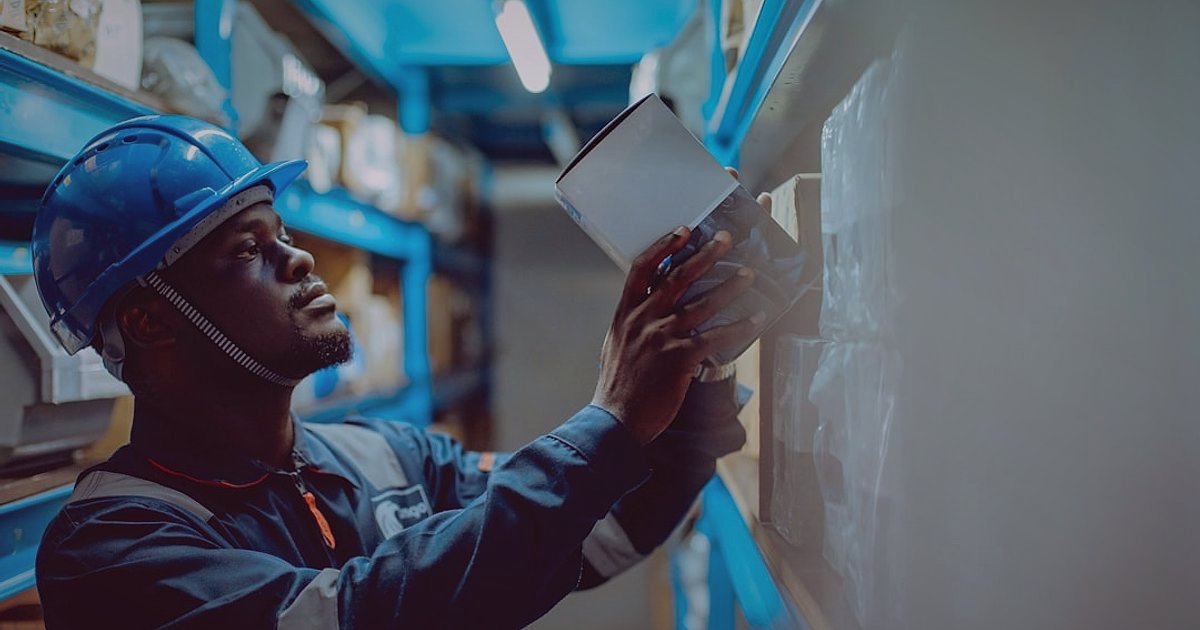 2026 Stoksuz Satış Rehberi: Dropshipping ile Kârınızı Maksimize Edin! - Warehouse worker checking product inventory labels