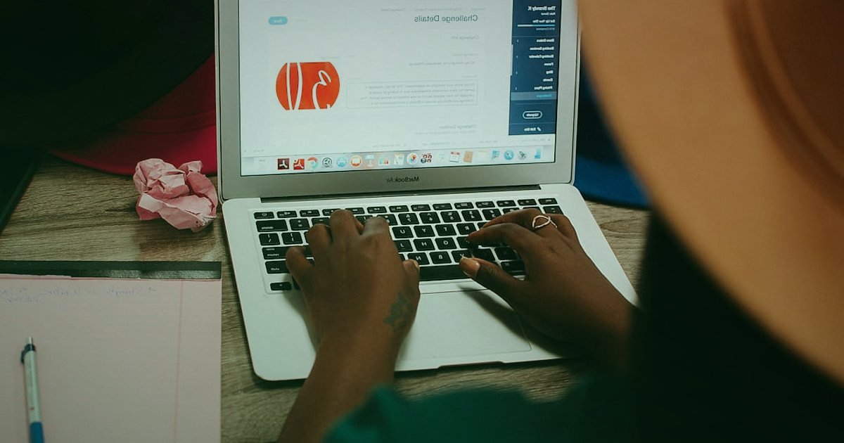 2026 Stoksuz Satış Rehberi: Dropshipping ile Kârınızı Maksimize Edin! - Person using social media marketing tools on laptop