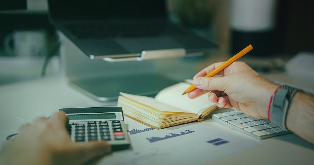 2026 Stoksuz Satış Rehberi: Dropshipping ile Kârınızı Maksimize Edin! - Person calculating financial projections on calculator and laptop