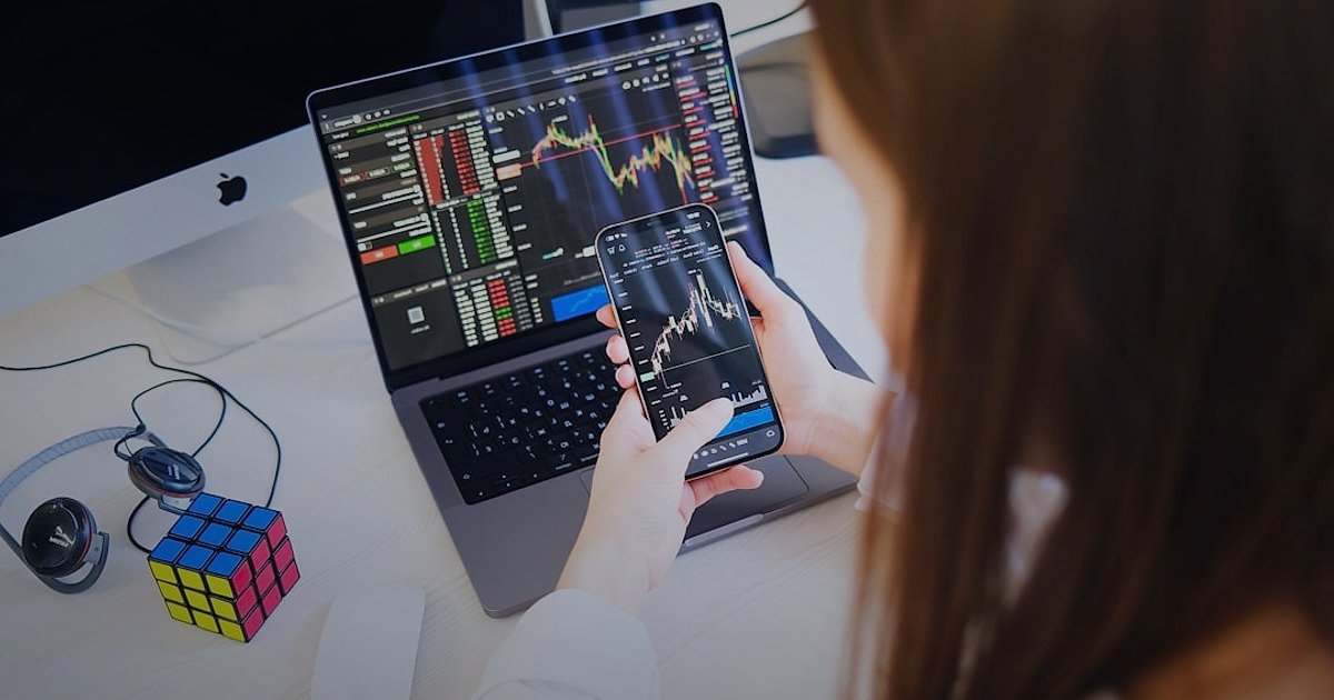 2026 Stoksuz Satış Rehberi: Dropshipping ile Rekabette Öne Çıkın! - woman analyzing digital sales charts laptop