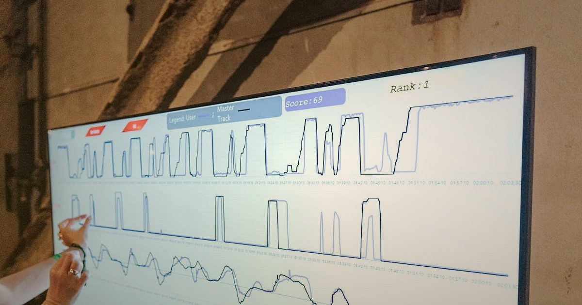 2026 Stoksuz Satış Rehberi: Dropshipping ile Rekabette Öne Çıkın! - person with magnifying glass examining product trend graph on screen