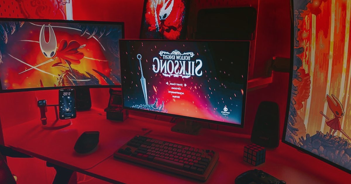 2026 Stoksuz Satış Rehberi: Dropshipping ile Rekabette Öne Çıkın! - person designing website interface on multiple monitors