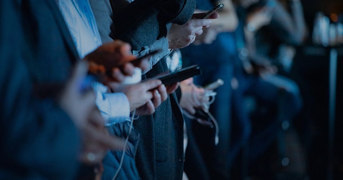 2026 Stoksuz Satış Rehberi: Dropshipping ile Rekabette Öne Çıkın! - diverse group of people engaging with social media content on smartphones