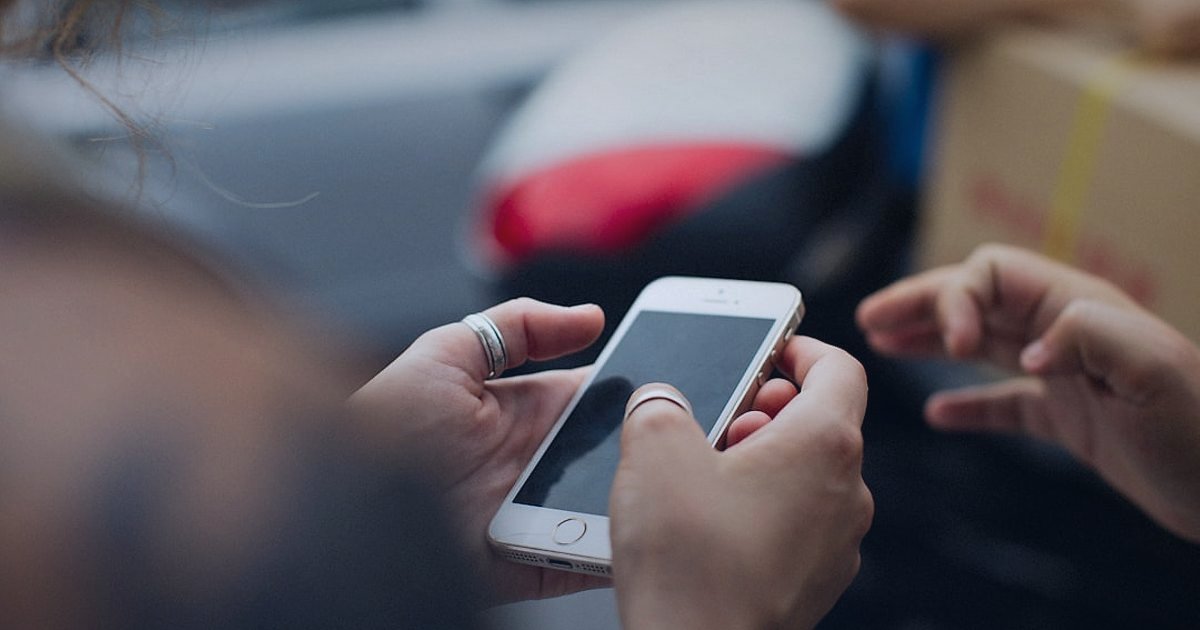2026 Stoksuz Satış Rehberi: Dropshipping ile Rekabette Öne Çıkın! - woman using smartphone to track package delivery in real-time