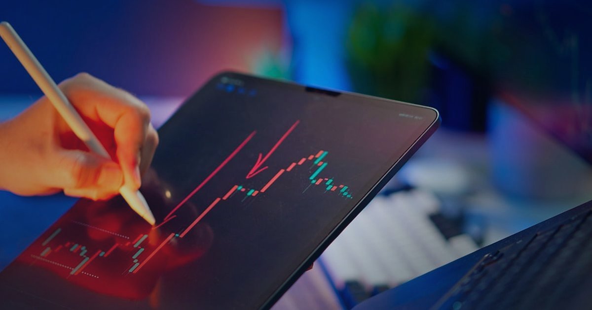 2026 Stoksuz Satış Rehberi: Dropshipping ile Rekabette Öne Çıkın! - person analyzing financial graphs on a tablet computer