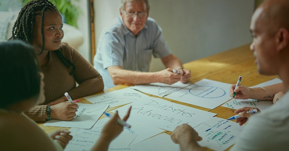 2026 Stoksuz Satış Rehberi: Dropshipping ile Sürdürülebilir Kârın Adresi - diverse group of people discussing business growth charts