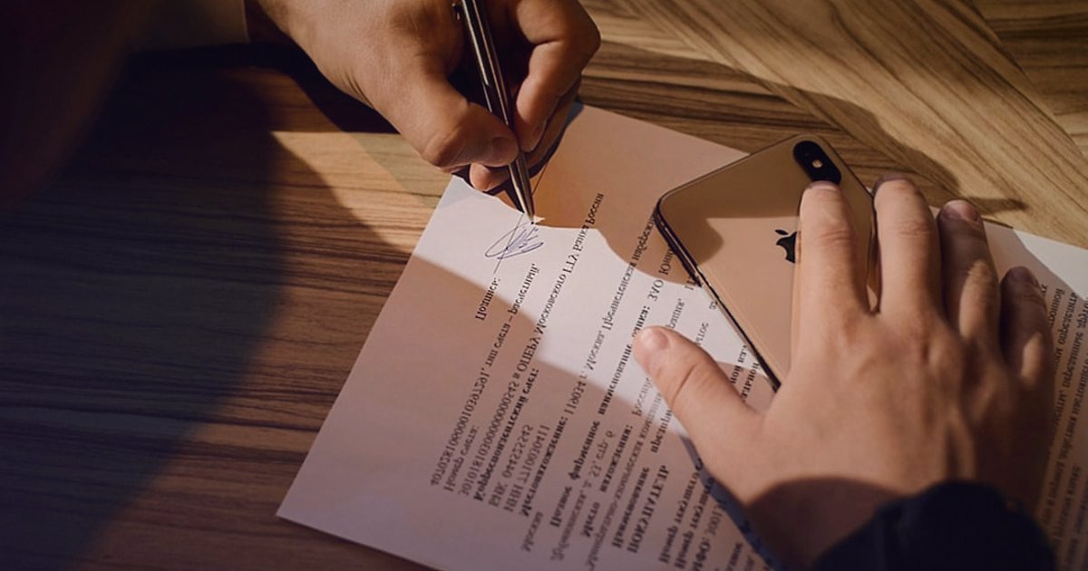 2026 Stoksuz Satış Rehberi: Dropshipping ile Sürdürülebilir Kârın Adresi - close-up of hands signing a contract with a pen