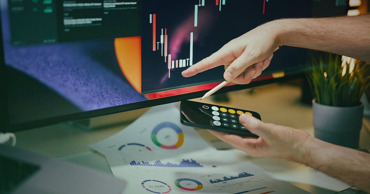 2026 Stoksuz Satış Rehberi: Dropshipping ile Sürdürülebilir Kârın Adresi - person analyzing website analytics on multiple computer screens