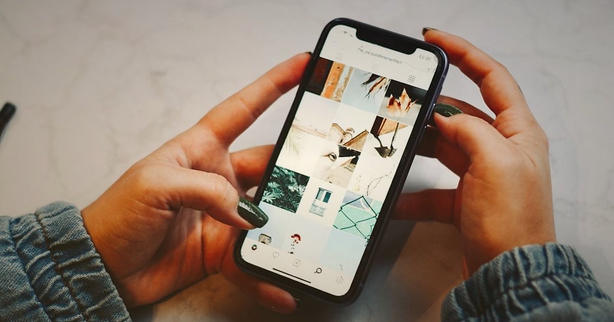 2026 Stoksuz Satış Rehberi: Dropshipping ile Sürdürülebilir Kârın Adresi - vibrant social media feed with diverse product images and influencer posts