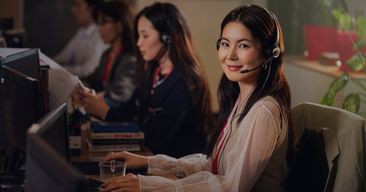2026 Stoksuz Satış Rehberi: Dropshipping ile Sürdürülebilir Kârın Adresi - friendly customer support agent smiling and talking on headset