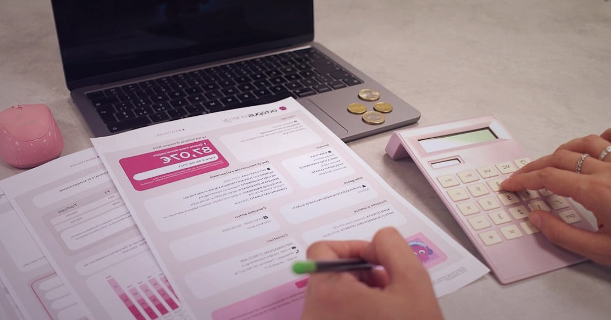 2026 Stoksuz Satış Rehberi: Dropshipping ile Sürdürülebilir Kârın Adresi - person calculating with calculator and financial documents spread out
