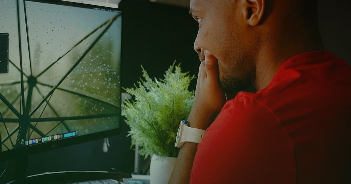 2026 Stoksuz Satış Rehberi: Dropshipping'in Temelleri ve Başarı Sırları - frustrated person looking at computer screen with error messages
