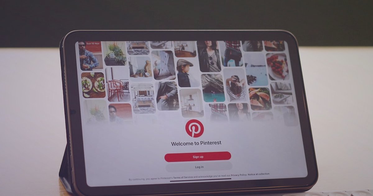 2026 Stoksuz Satış Rehberi: Dropshipping'in Temelleri ve Başarı Sırları - vibrant online store interface on a tablet screen