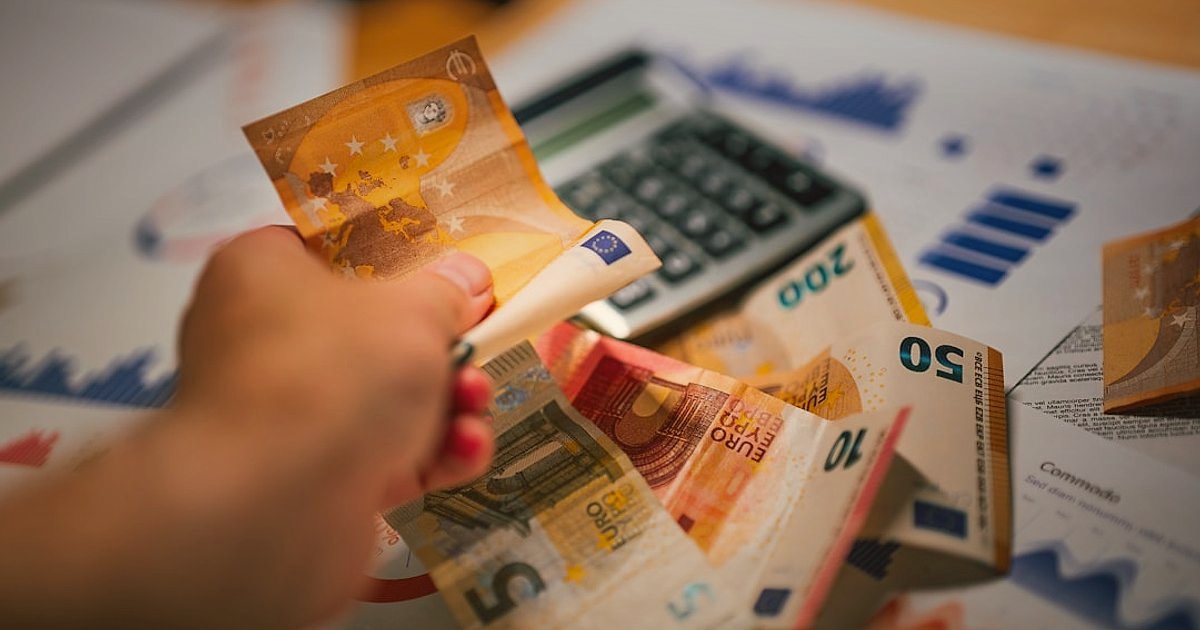 2026 Stoksuz Satış Rehberi: Dropshipping'in Temelleri ve Başarı Sırları - person calculating on calculator with graphs and currency