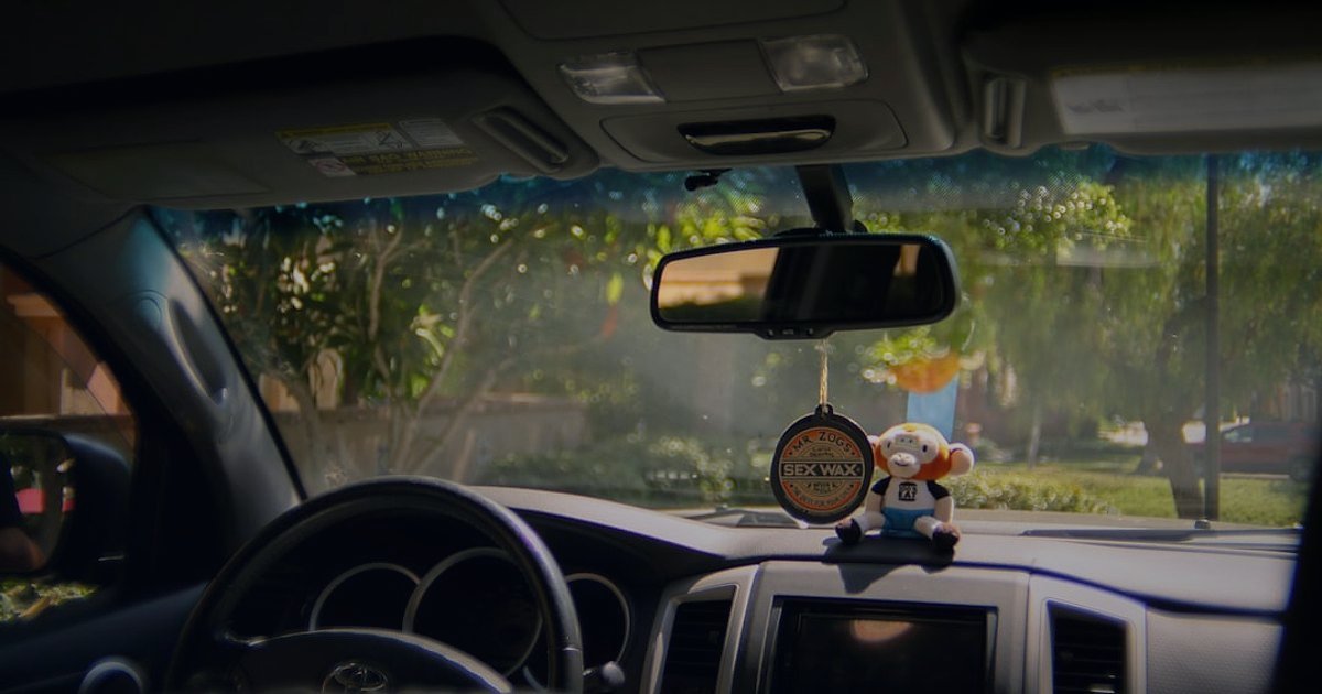 2026'da Araç Kokusu Satışlarını Zirveye Taşıyın: Sezonluk Kampanya ve Stok Planı - car interior with a new air freshener hanging from mirror