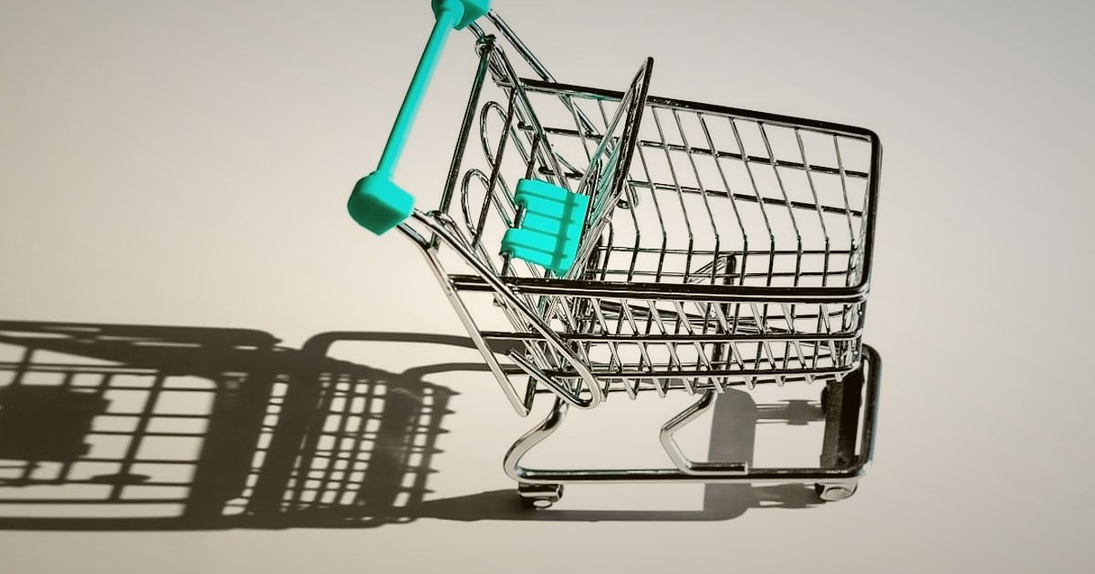 2026'da Araç Kokusu Satışlarını Zirveye Taşıyın: Sezonluk Kampanya ve Stok Planı - smartphone showing an online shopping cart with discount codes