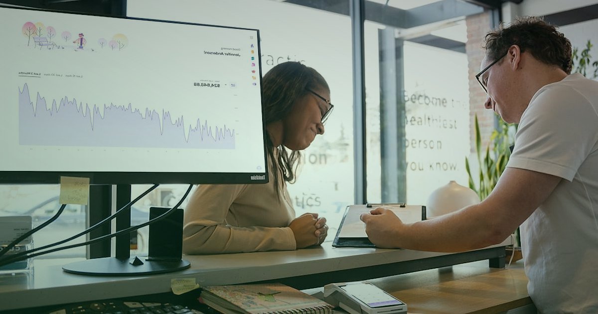 2026'da Araç Kokusu Satışlarını Zirveye Taşıyın: Sezonluk Kampanya ve Stok Planı - two people analyzing competitive market data on a large screen