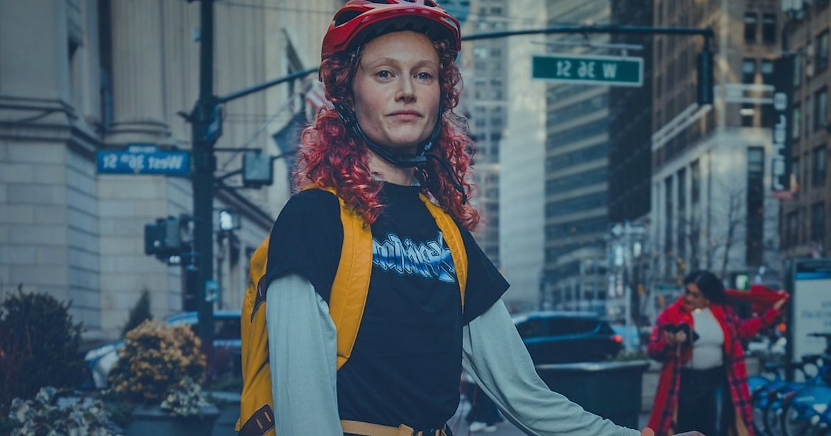 2026'da Bisiklet & Scooter Aksesuar Dropshipping Tedarikçisi Bulma: Kapsamlı Rehber - urban cyclist riding electric scooter accessories in city street