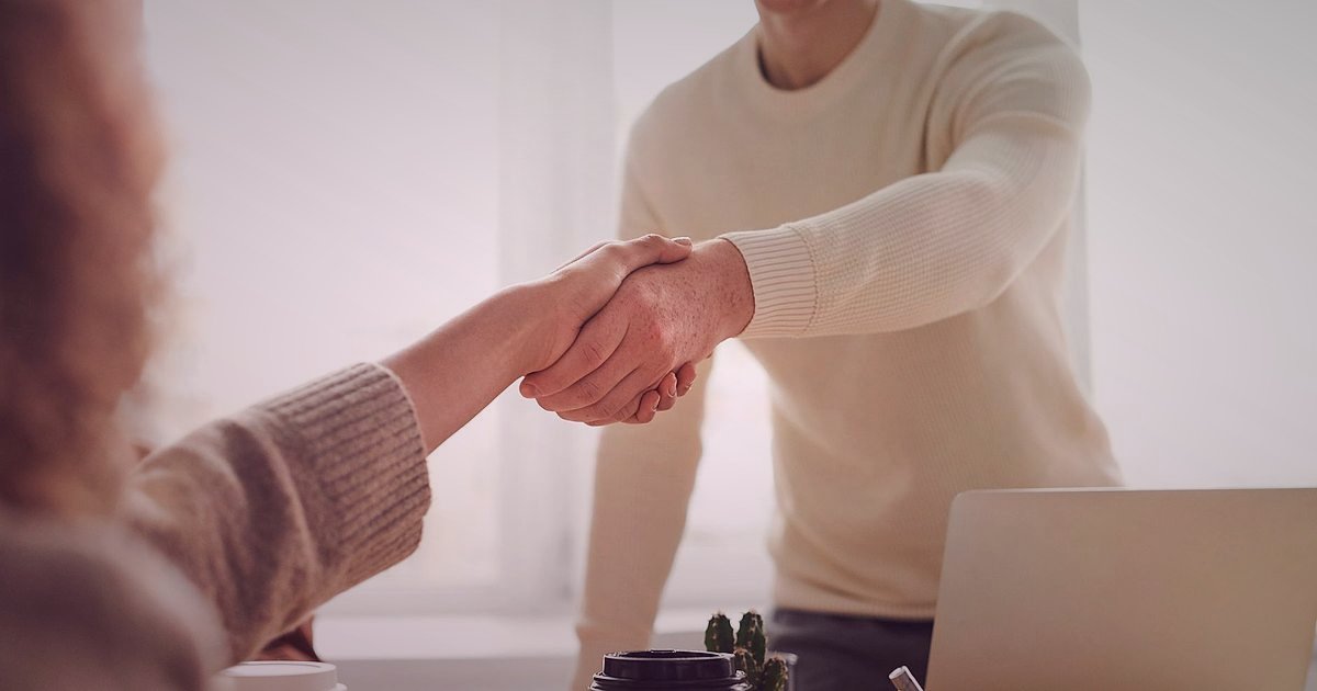 2026'da Bisiklet & Scooter Aksesuar Dropshipping Tedarikçisi Bulma: Kapsamlı Rehber - two business partners shaking hands in a modern warehouse setting