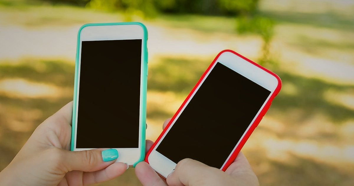 2026'da Bisiklet & Scooter Aksesuar Dropshipping Tedarikçisi Bulma: Kapsamlı Rehber - diverse hands holding smartphones displaying different dropshipping supplier websites