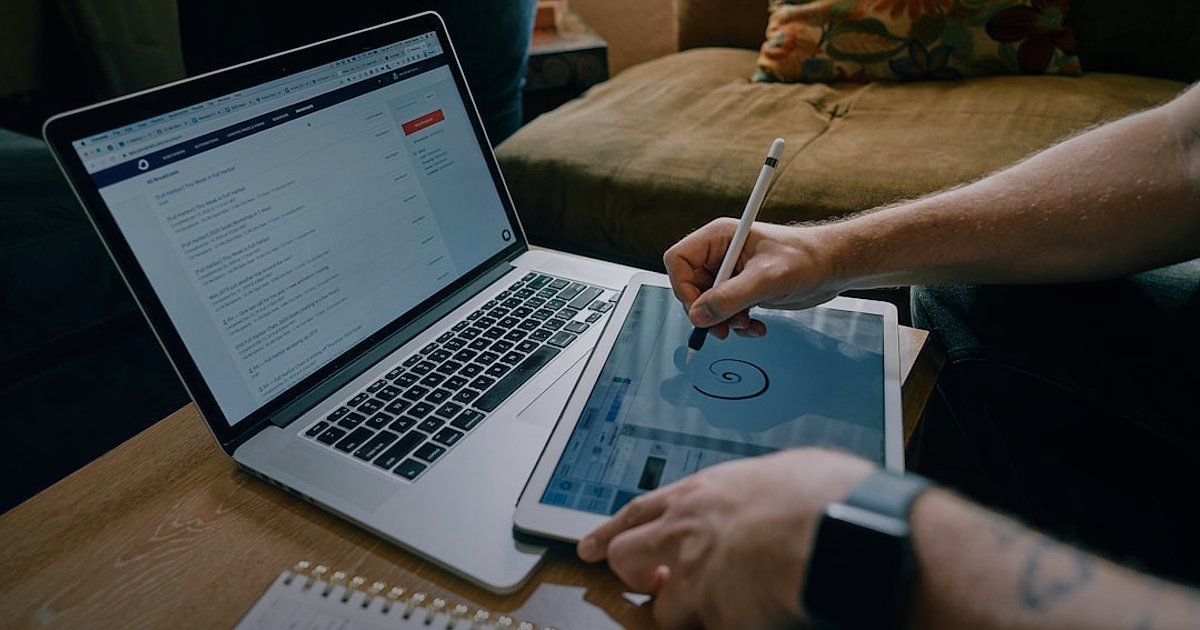 2026'da Bisiklet & Scooter Aksesuar Dropshipping Tedarikçisi Bulma: Kapsamlı Rehber - hands signing a business contract with a laptop showing data integration on screen