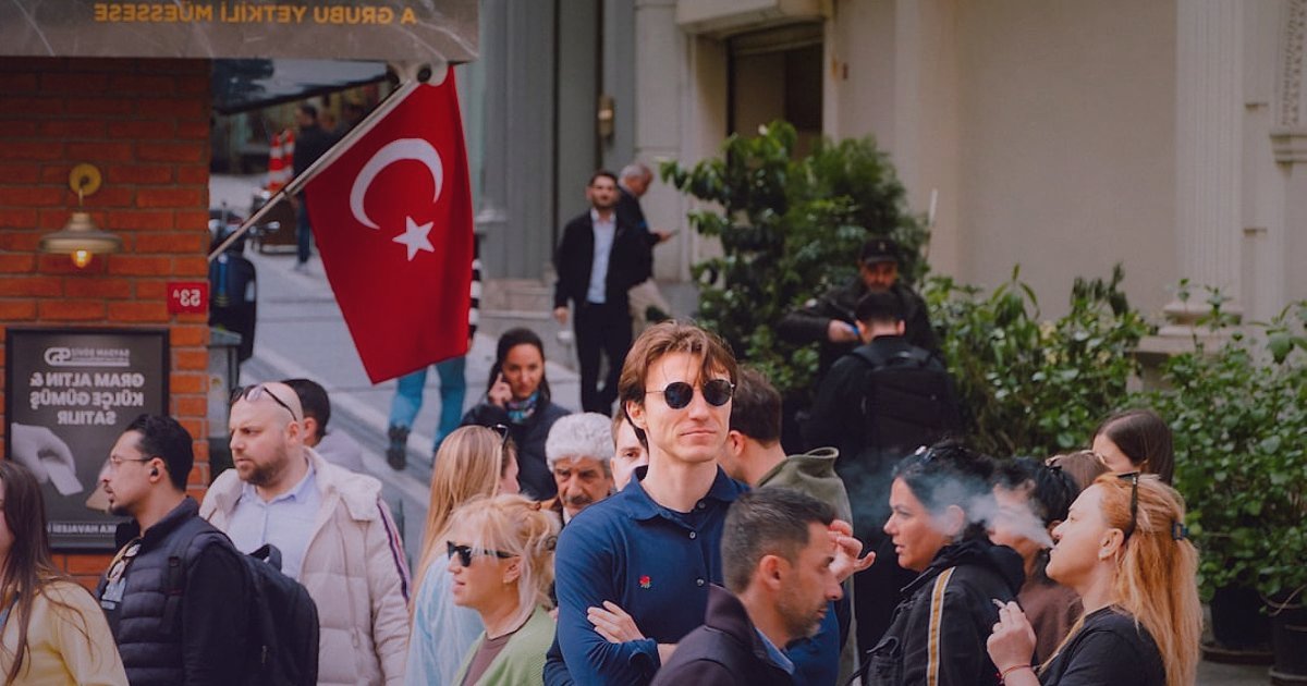 2026'da Bisiklet & Scooter Aksesuar Dropshipping Tedarikçisi Bulma: Kapsamlı Rehber - diverse group of Turkish e-commerce professionals collaborating in a modern office