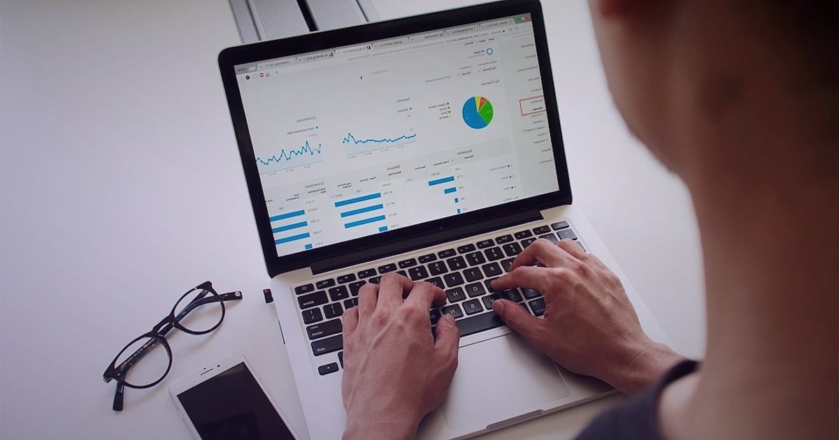 2026'da Bisiklet & Scooter Aksesuar Dropshipping Tedarikçisi Bulma: Kapsamlı Rehber - data analyst looking at performance dashboards showing supply chain metrics