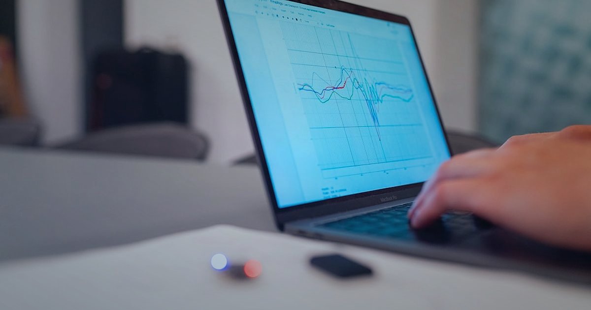 2026'da Cross-Border E-Ticarete Başlangıç: Yurt Dışına Satış Rehberi - person analyzing market data laptop world map