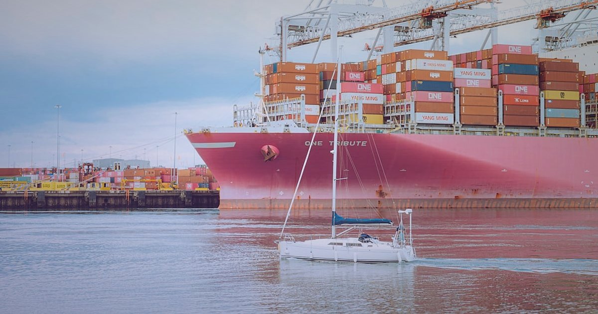 2026'da Cross-Border E-Ticarete Başlangıç: Yurt Dışına Satış Rehberi - drone delivering package international cargo ship