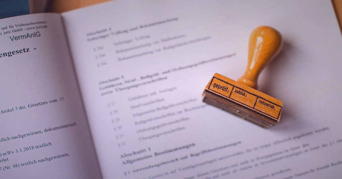 2026'da Cross-Border E-Ticarete Başlangıç: Yurt Dışına Satış Rehberi - legal documents magnifying glass customs stamps