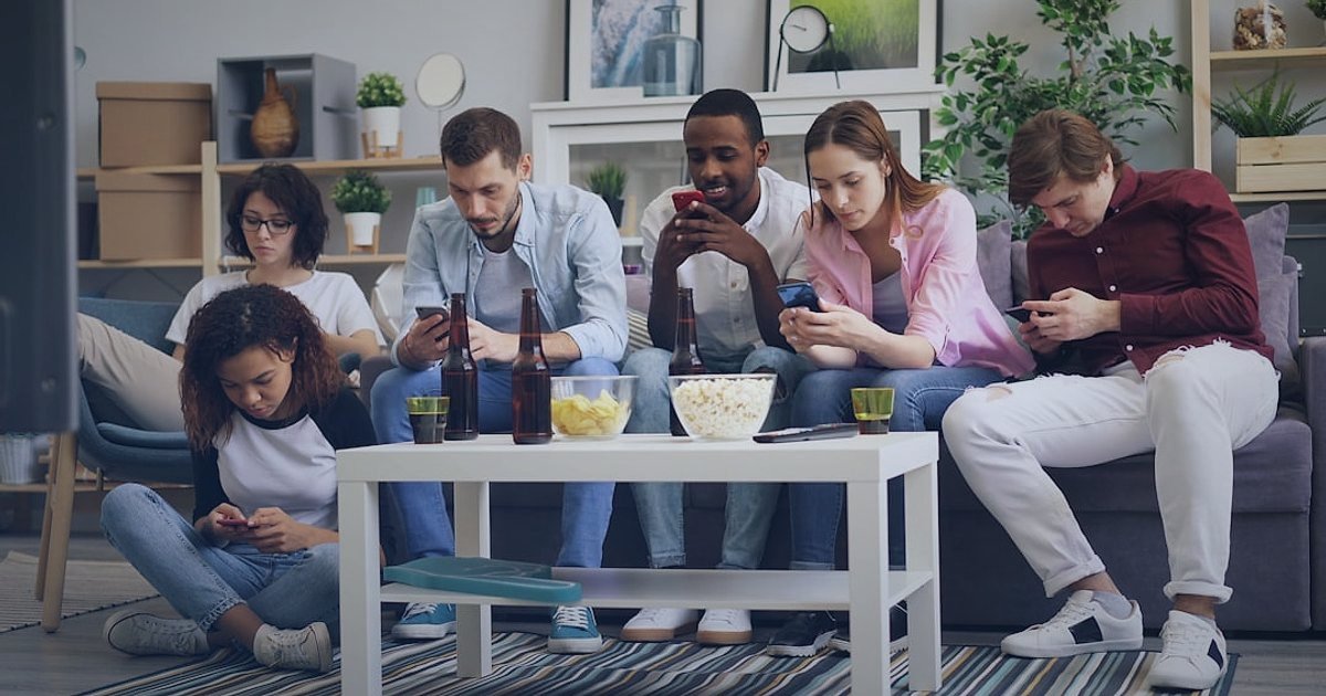 2026'da Cross-Border E-Ticarete Başlangıç: Yurt Dışına Satış Rehberi - diverse customers interacting social media ads