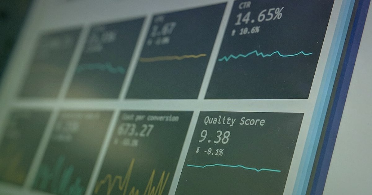 2026'da Dijital Pazarlama Büyüme Fırsatları: Rekabette Fark Yaratın - AI algorithm analyzing customer data user interface