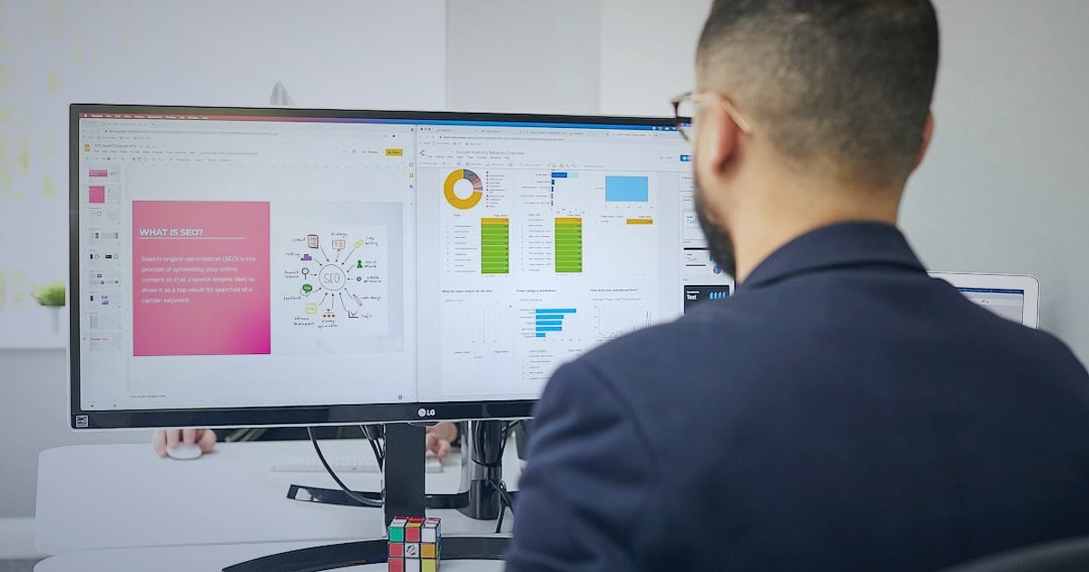 2026'da Dijital Pazarlama Büyüme Fırsatları: Rekabette Fark Yaratın - business analyst reviewing complex data dashboards