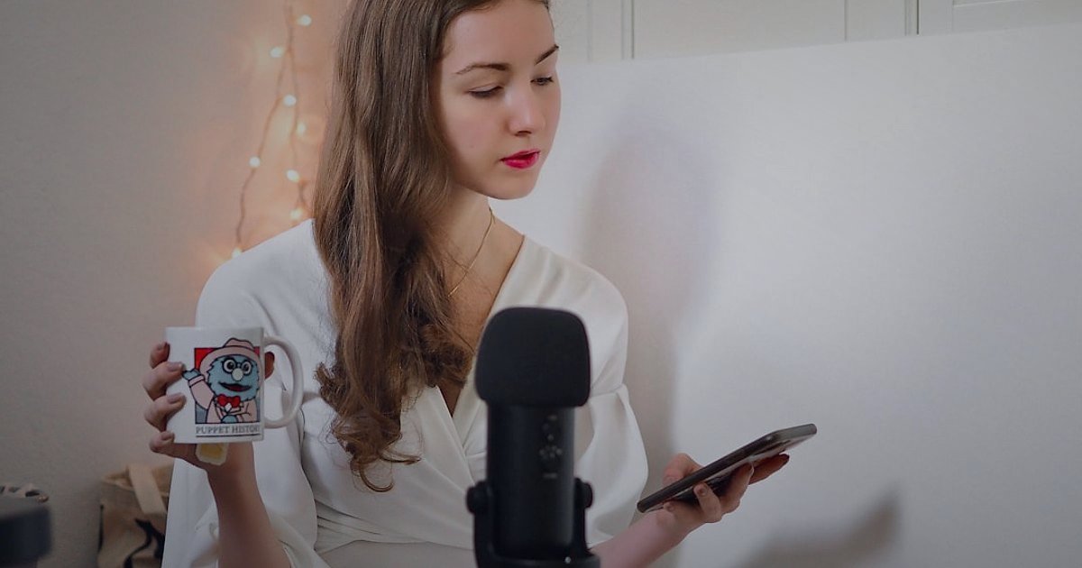 2026'da Dijital Pazarlama Büyüme Fırsatları: Rekabette Fark Yaratın - influencer showcasing product live stream social media