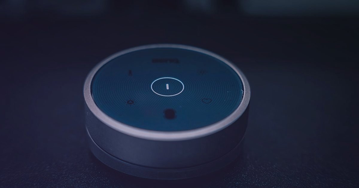 2026'da Dijital Pazarlama Büyüme Fırsatları: Rekabette Fark Yaratın - person speaking into smart speaker home assistant