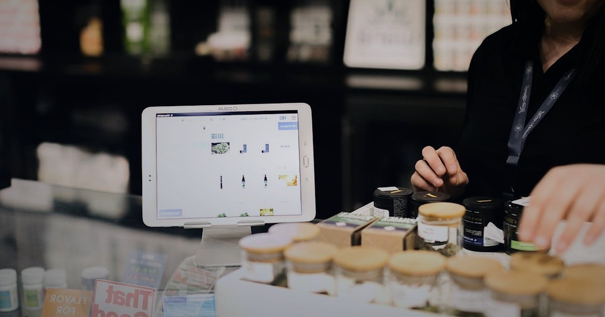 2026'da Dijital Pazarlama: Büyüme Fırsatları ve Rekabet Avantajı - customer interacting with personalized product recommendation interface