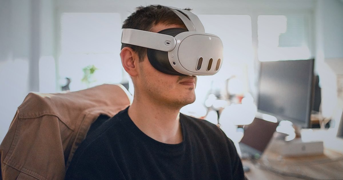 2026'da Dijital Pazarlama: Büyüme Fırsatları ve Rekabet Avantajı - person using augmented reality headset for virtual try-on