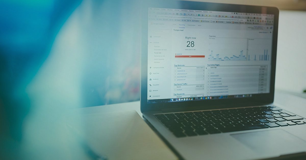 2026'da Dijital Pazarlama: Büyüme Fırsatları ve Rekabet Avantajı - email marketing campaign analytics on computer screen