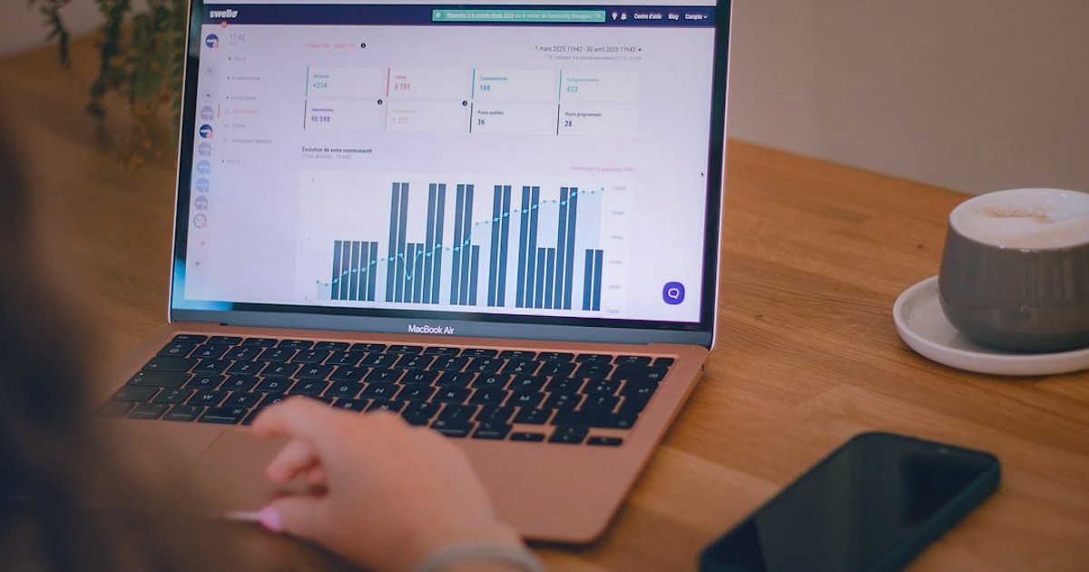 2026'da Dropshipping Başarı Stratejileri: Karlı Bir E-Ticaret Geleceği Kurun - woman analyzing product trends laptop screen