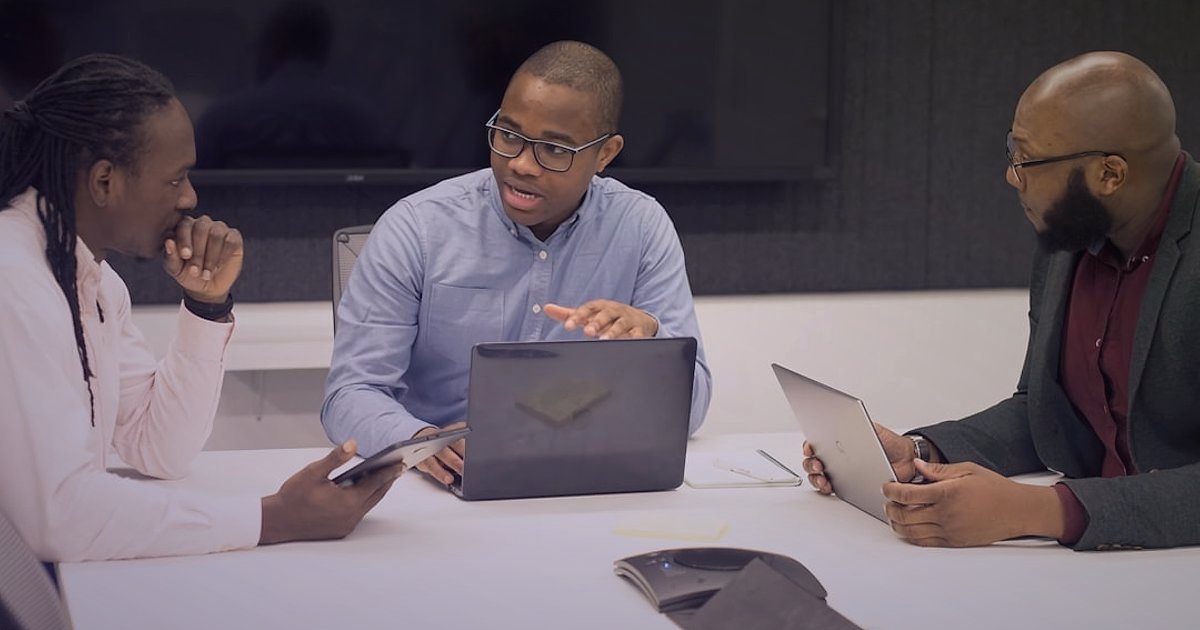 2026'da Dropshipping Başarı Stratejileri: Karlı Bir E-Ticaret Geleceği Kurun - diverse team members discussing supply chain logistics