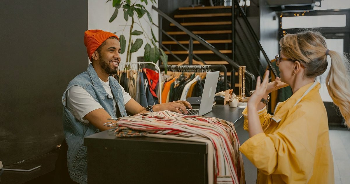 2026'da Dropshipping Başarı Stratejileri: Karlı Bir E-Ticaret Geleceği Kurun - diverse customers interacting positively with online store interface