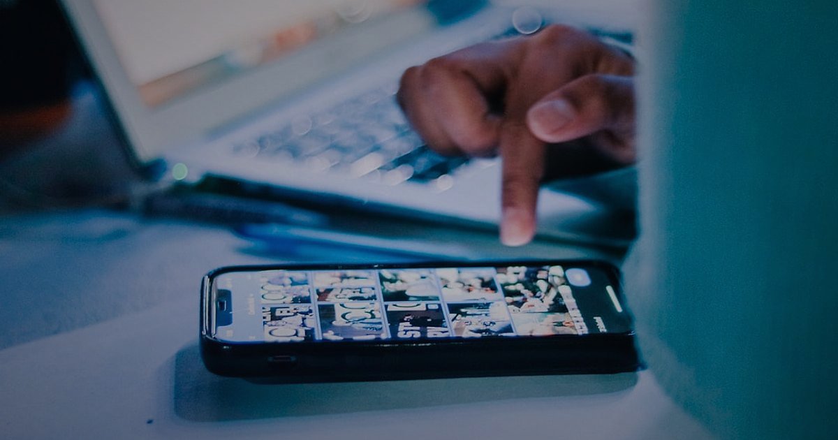 2026'da Dropshipping Başarı Stratejileri: Karlı Bir E-Ticaret Geleceği Kurun - person creating social media content on a phone and laptop